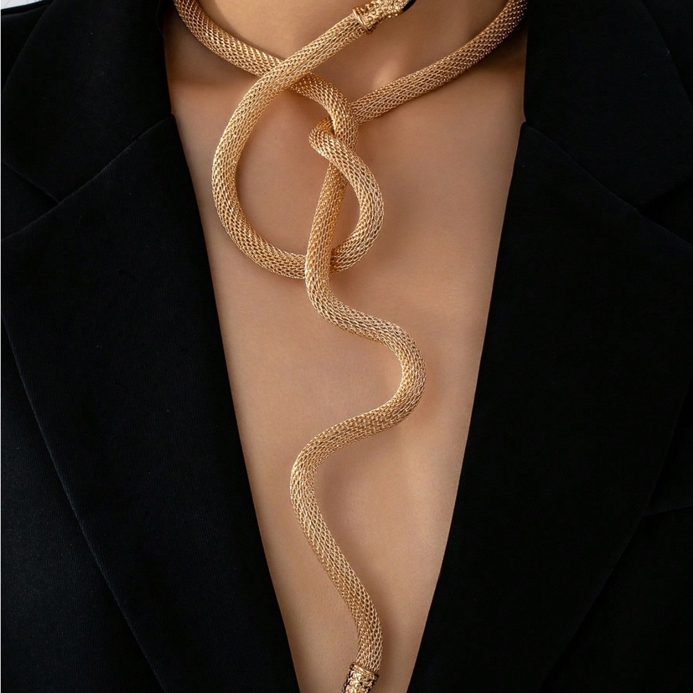 NWT Gold Serpentine Necklace